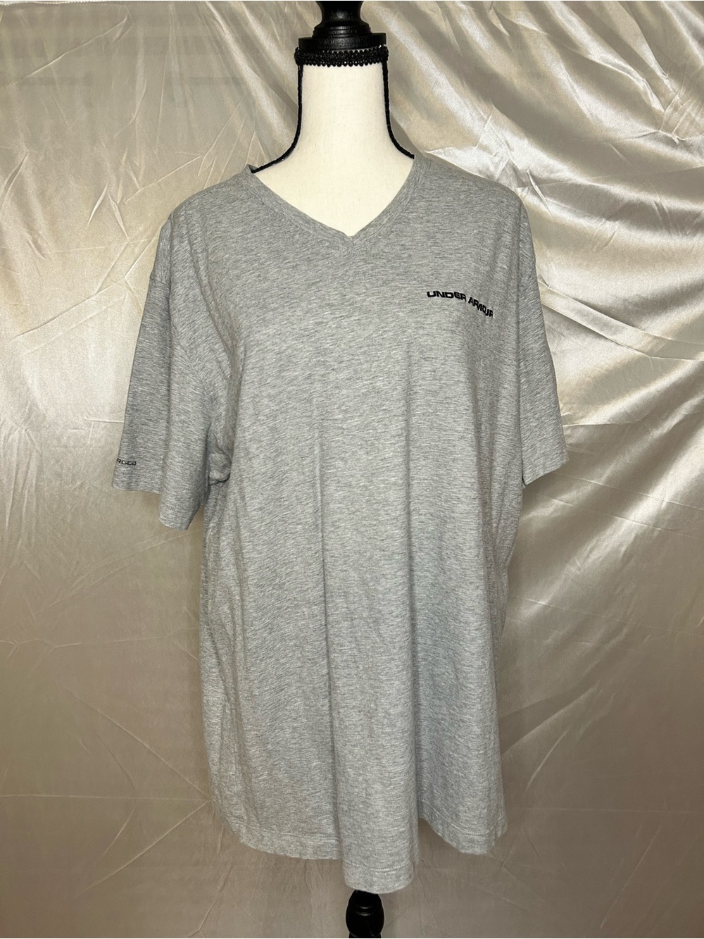 Under Armour Light Gray V-Neck Short Sleeve Athletic Tee - Size 2XL